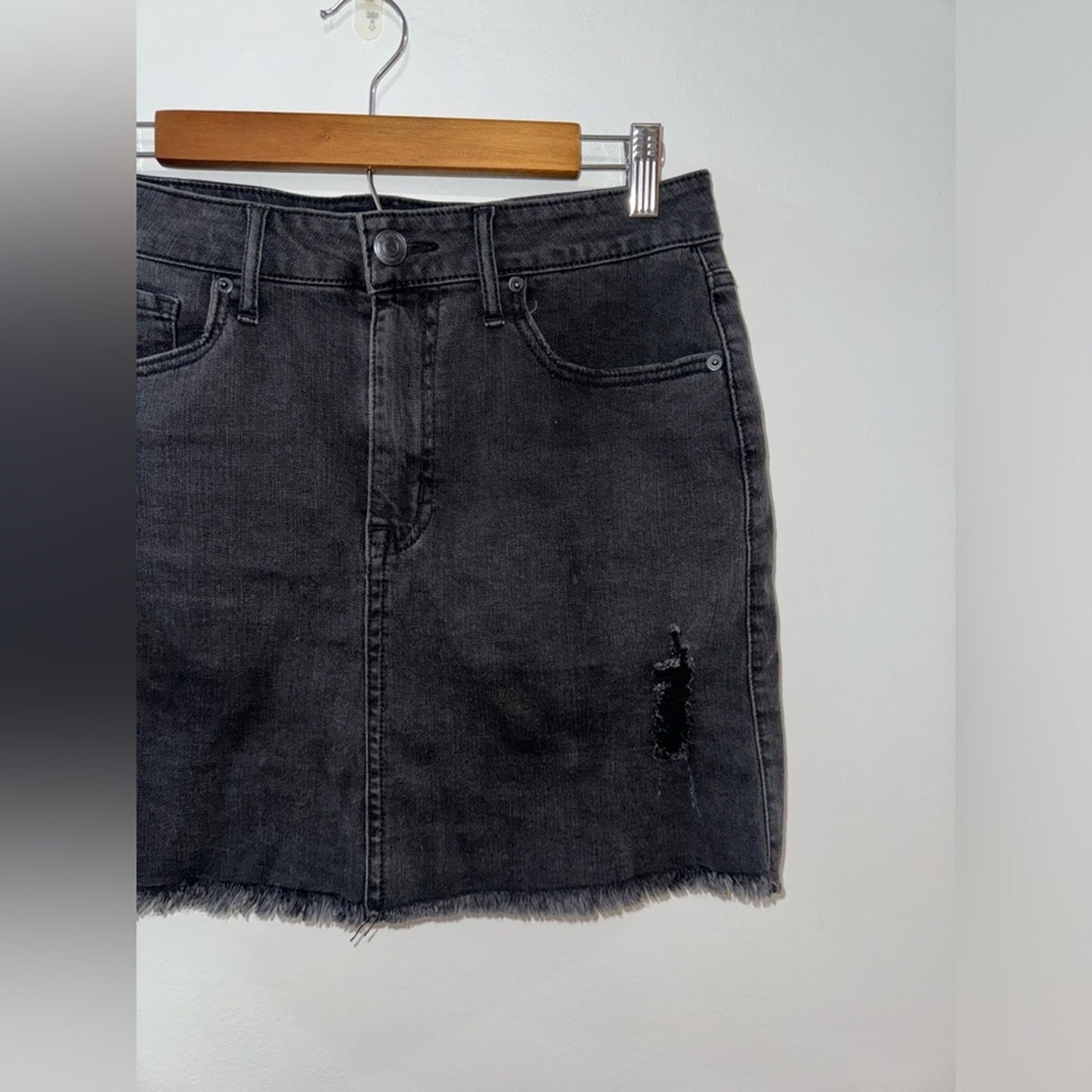 Pre-Owned Size 6 Aeropostale Black Denim Distressed High Rise Jean Skirt