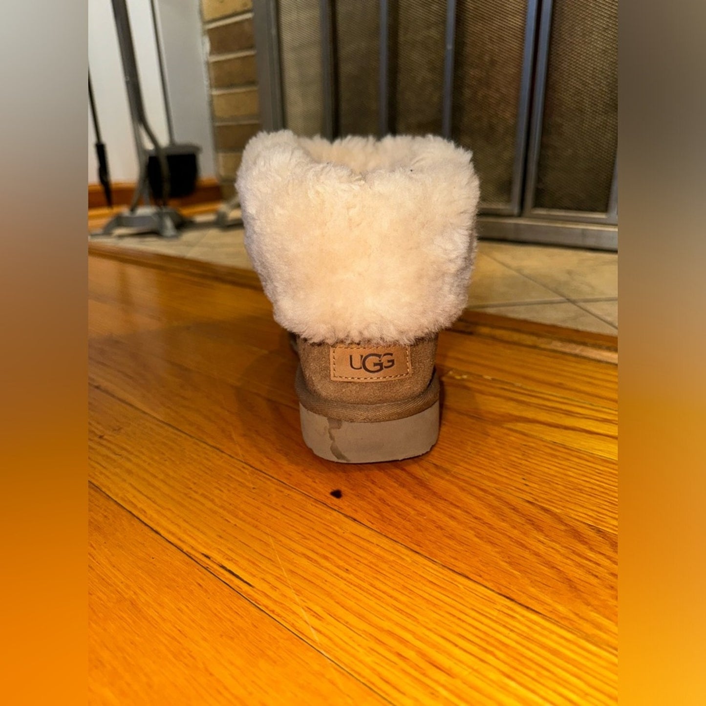 Pre-Owned Size 9W UGG Classic Mini Fluff in Tan