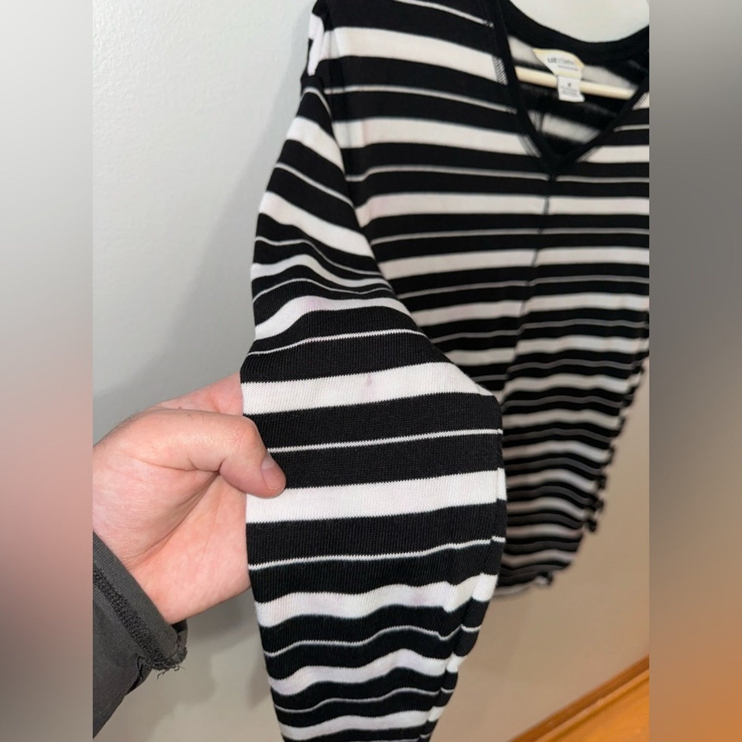 Pre-Owned MD Liz Claiborne Black and White Striped V-Neck Sweater
