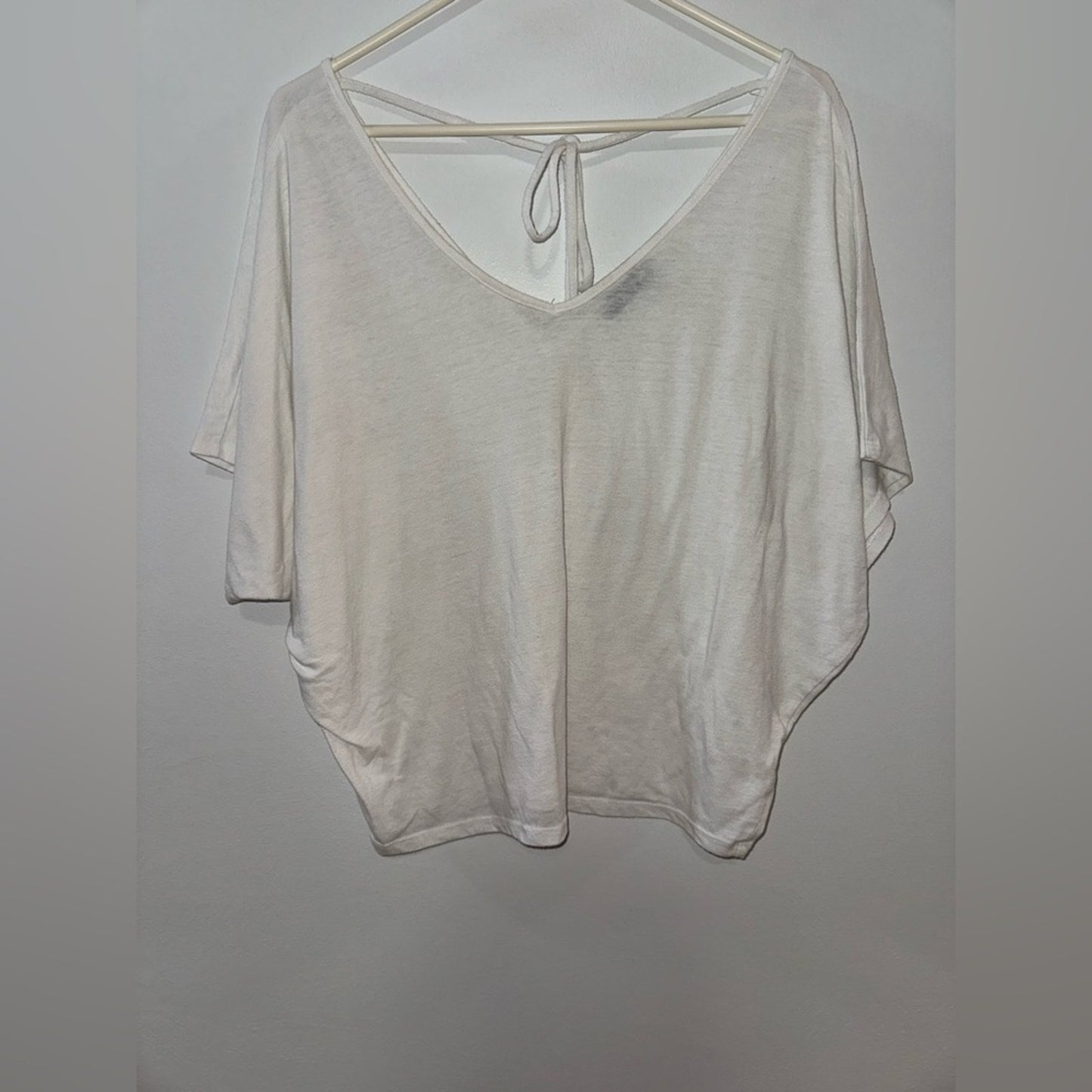 Pre-Owned LG Paperoc White V-Neck Tie Top