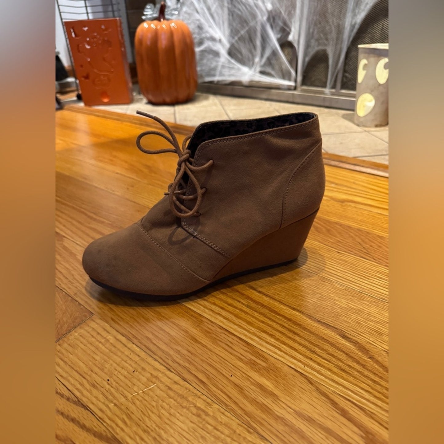 Pre-Owned Size 8/9 Rue 21 Brown Suede Wedge