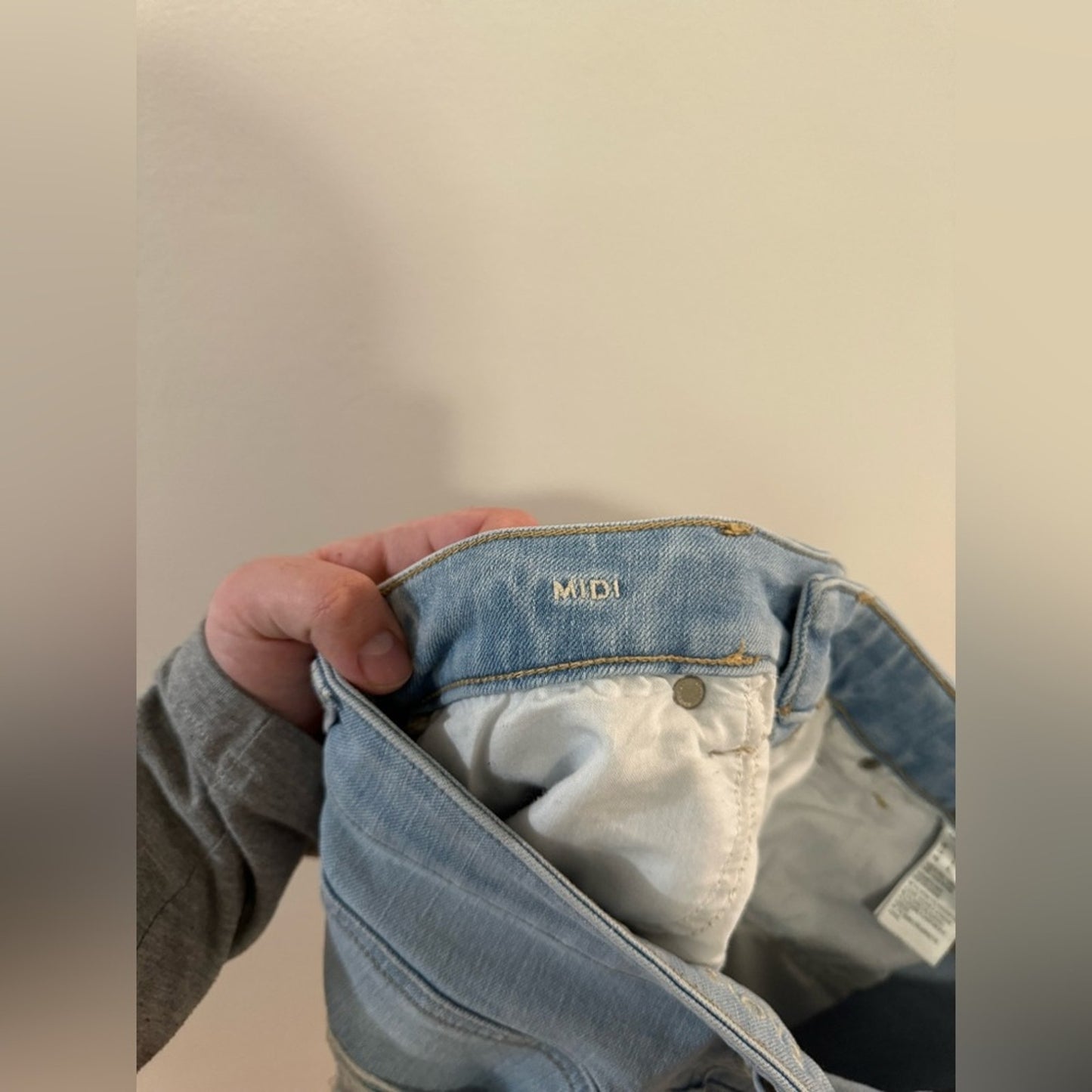 Pre-Owned Size 8 American Eagle Light Blue Distressed Midi Jean Shorts