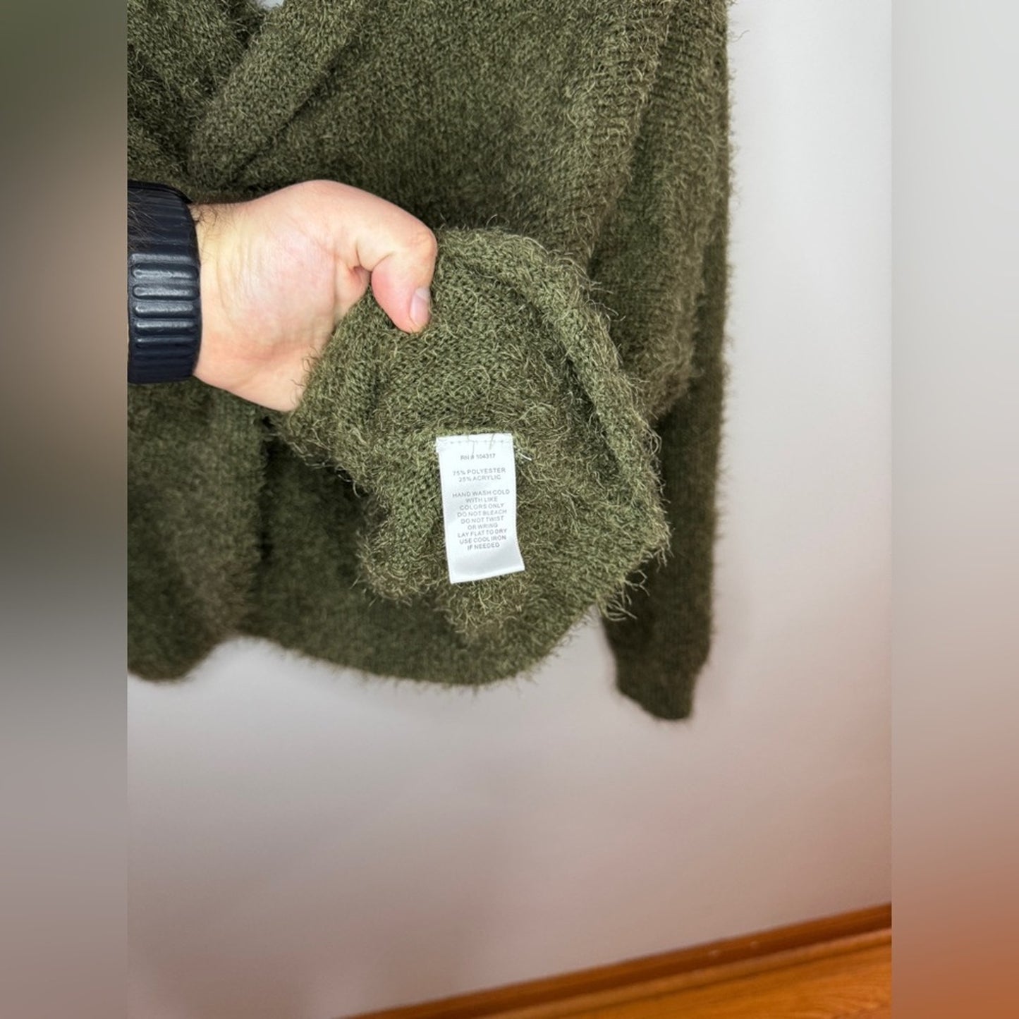 Pre-Owned LG Derek Heart Front Tie Fuzzy Sweater
