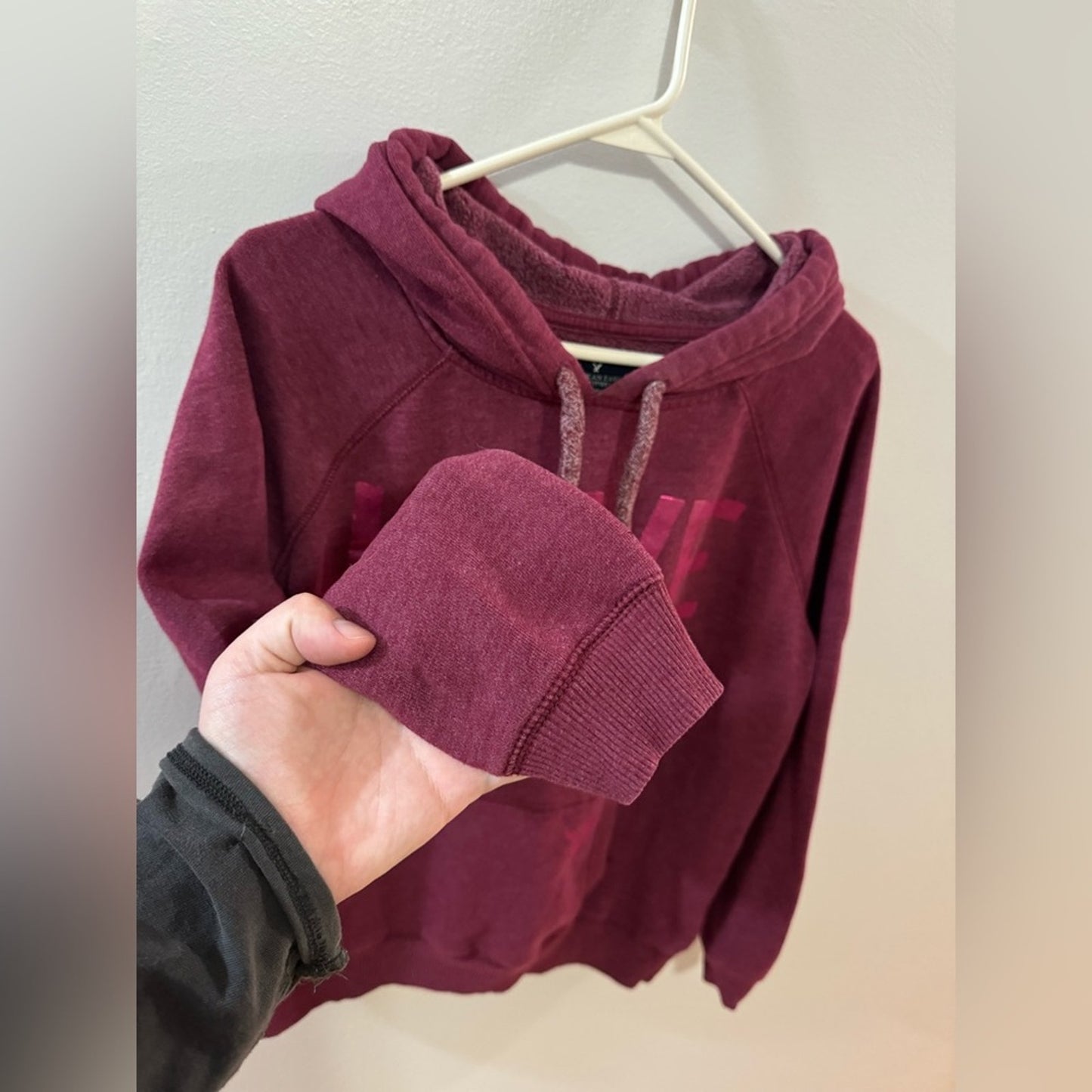 Pre-Owned MD American Eagle Burgundy Love Graphic Raglan Hoodie