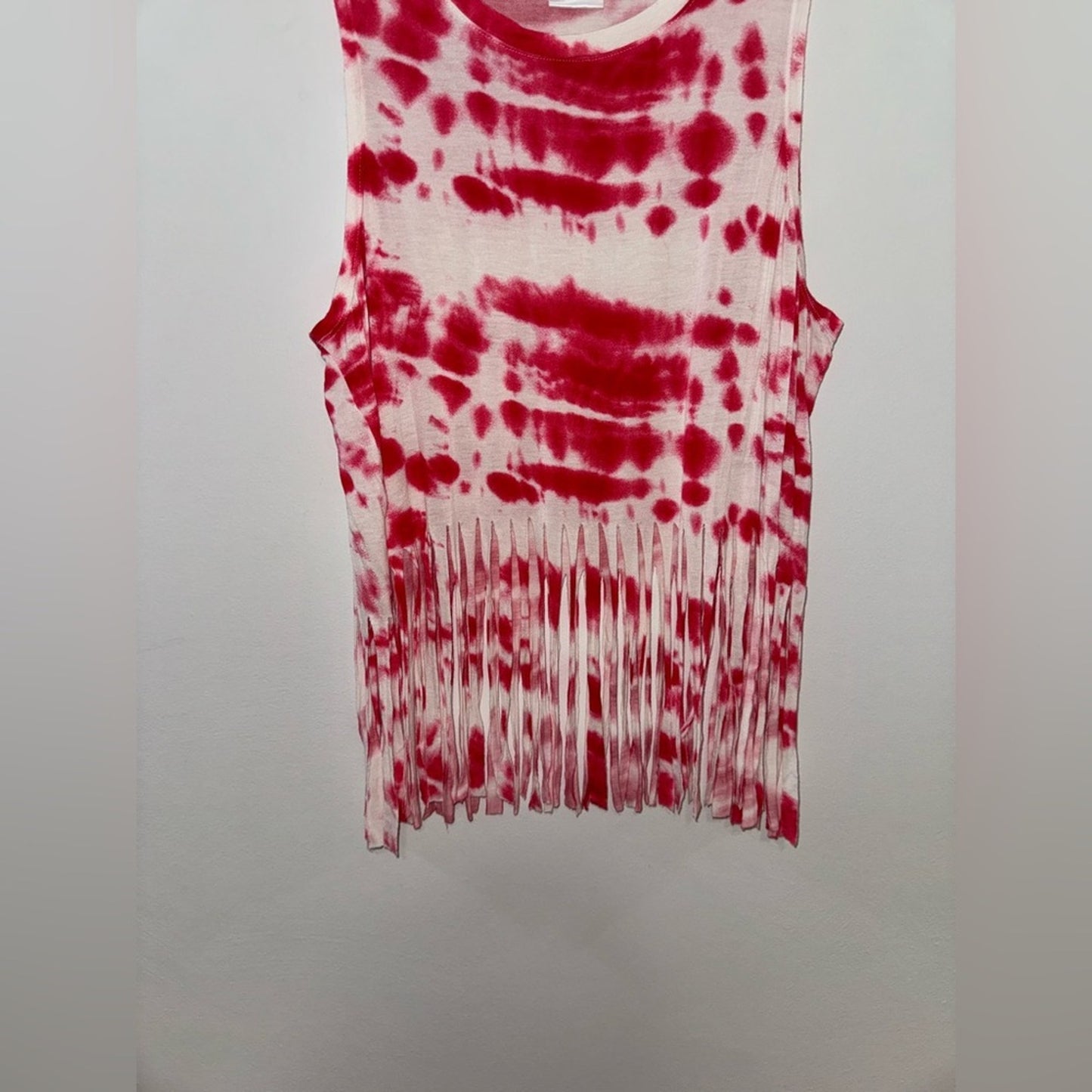 Pre-Owned LG Poof! Red and White Fringe Tank Top