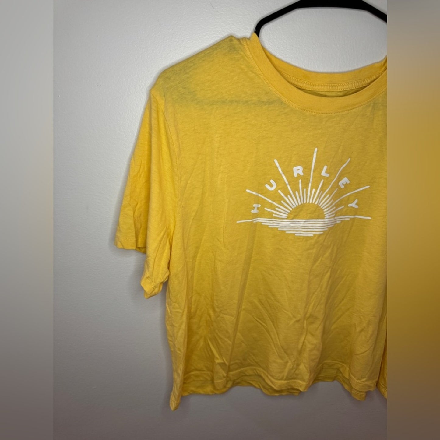 Pre-Owned XL Hurley Yellow Sun Graphic T-Shirt