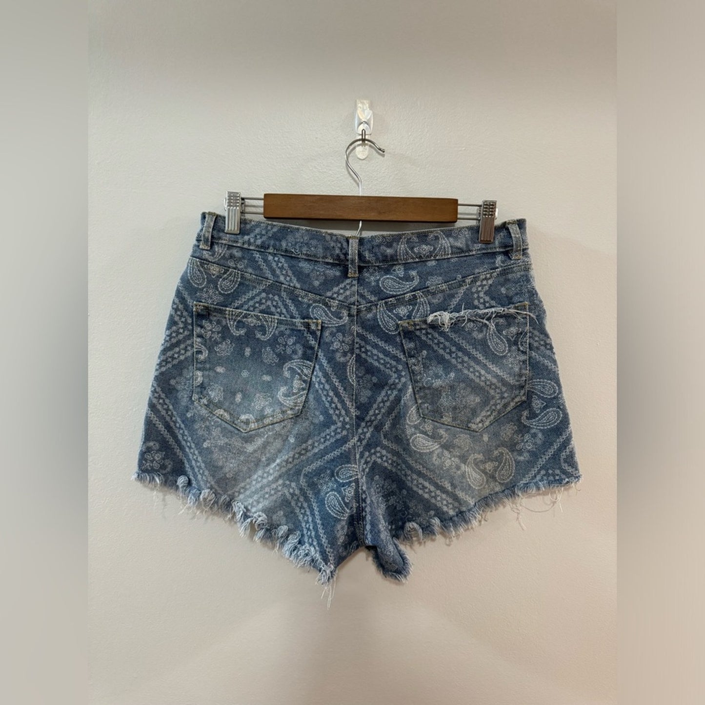 Pre-Owned Fashion Nova Light Blue Distressed Paisley Denim Shorts