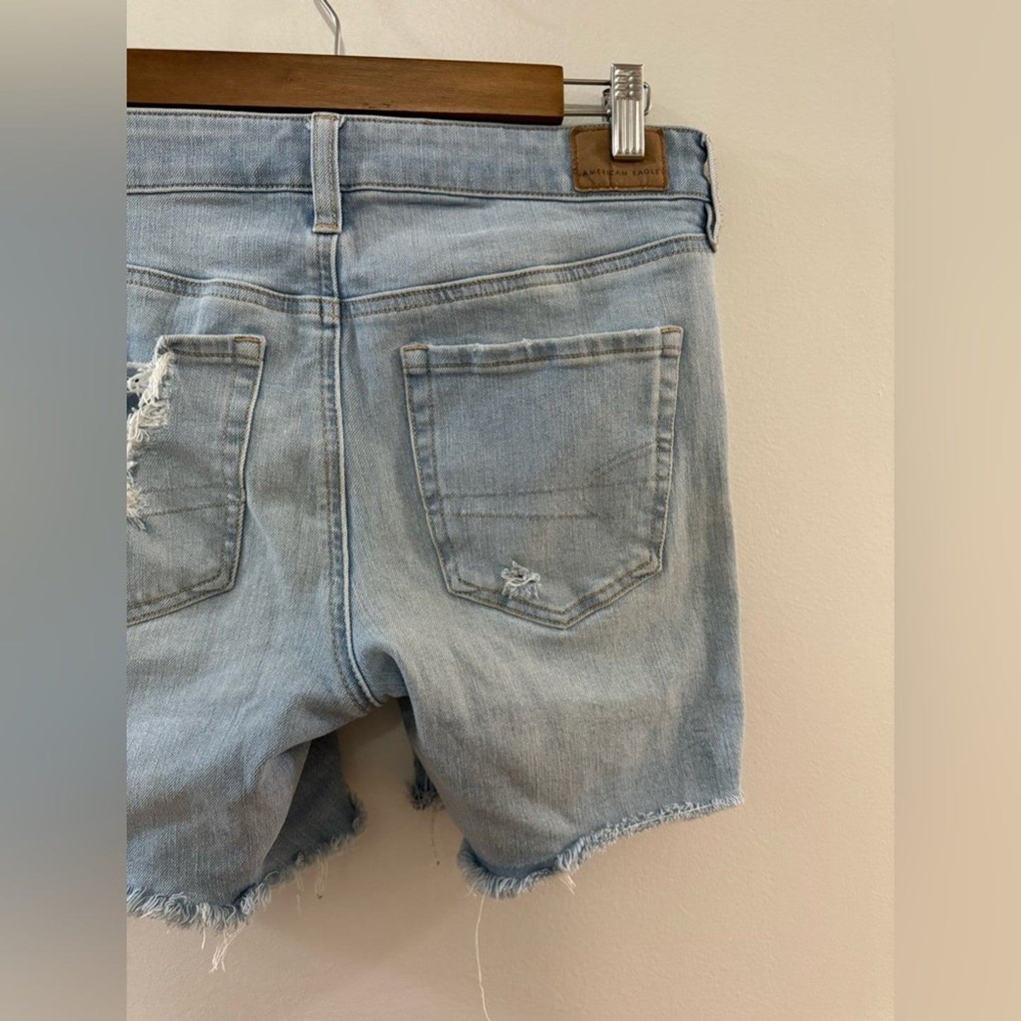 Pre-Owned Size 8 American Eagle Light Blue Distressed Midi Jean Shorts