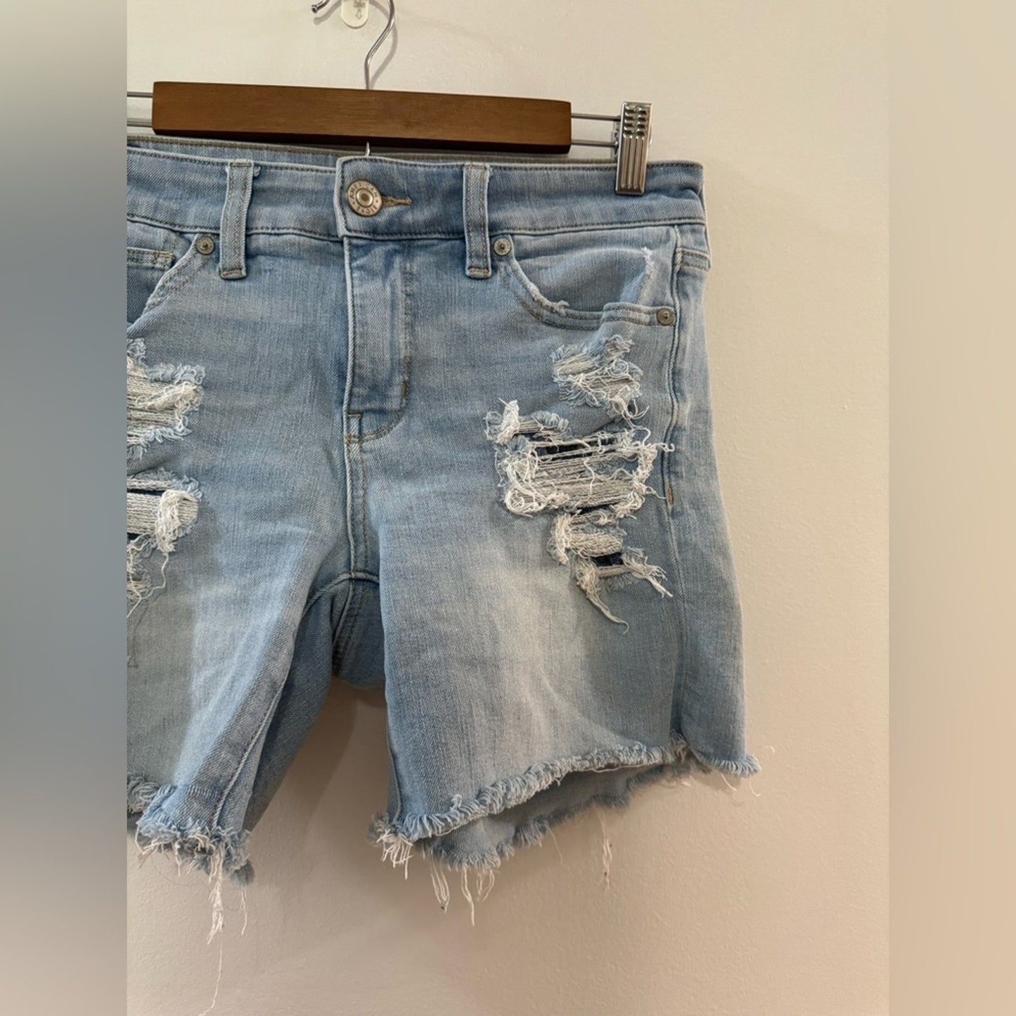 Pre-Owned Size 8 American Eagle Light Blue Distressed Midi Jean Shorts