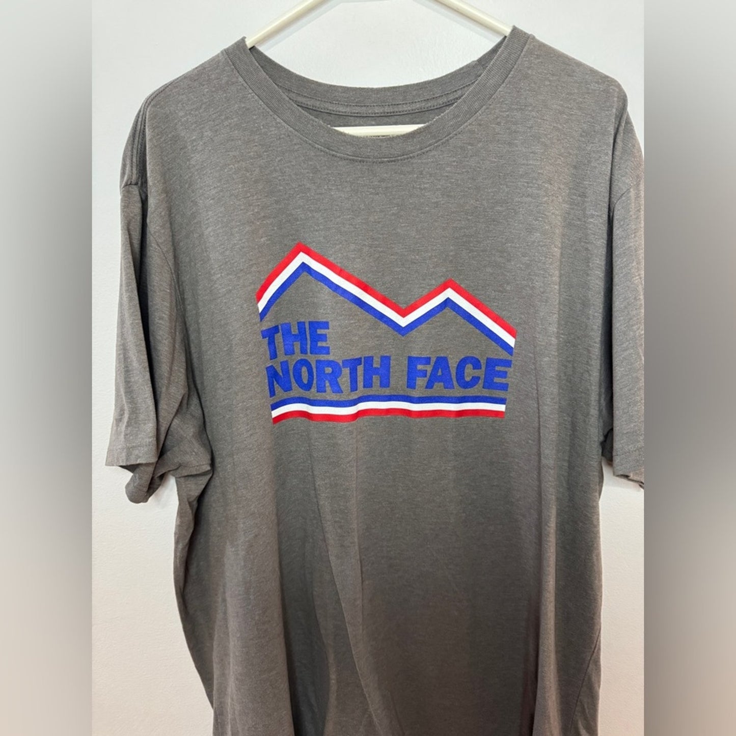 Pre-Owned XXL The North Face Red White and Blue Logo Graphic Grey T-Shirt