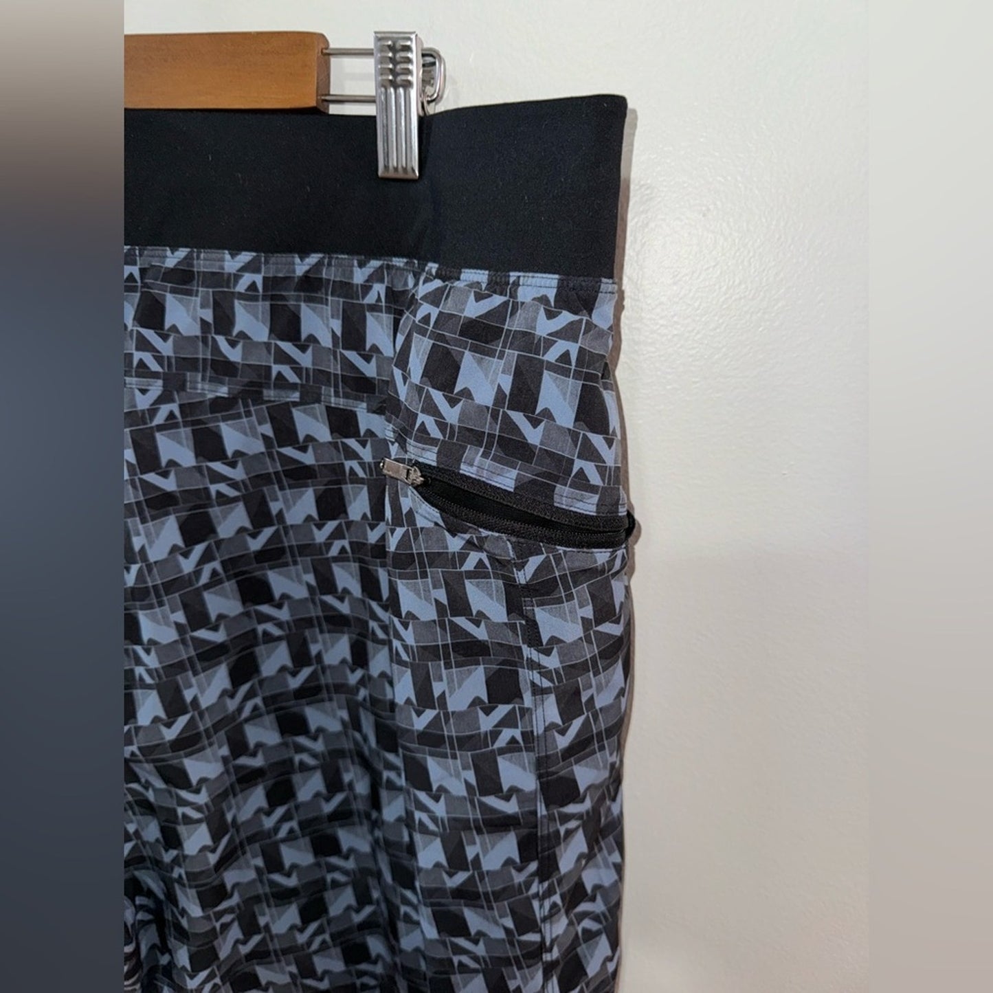 Pre-Owned XXL Lululemon Black and Blue Print Lined 9” Inseam Shorts