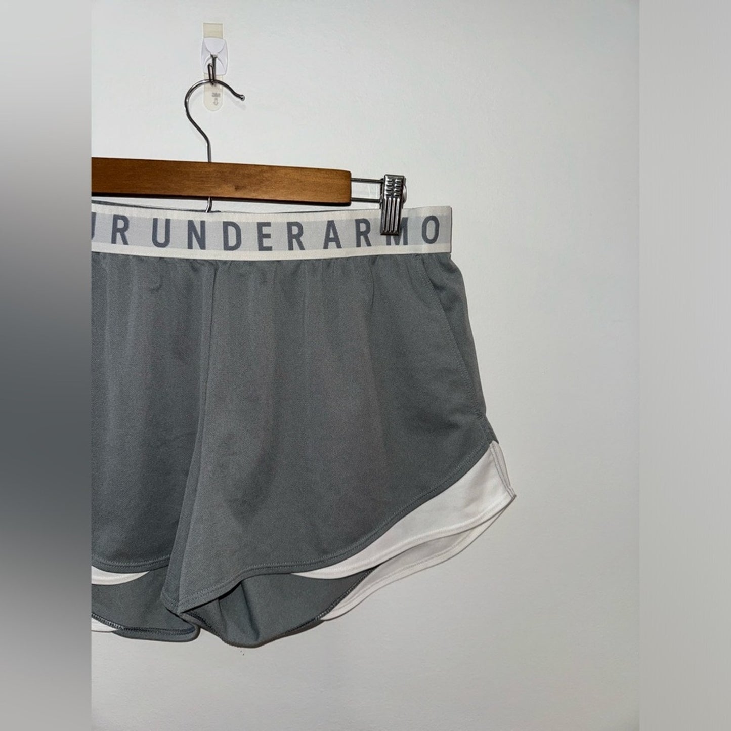 Pre-Owned LG Under Armour Grey/White Loose Fit Athletic Shorts