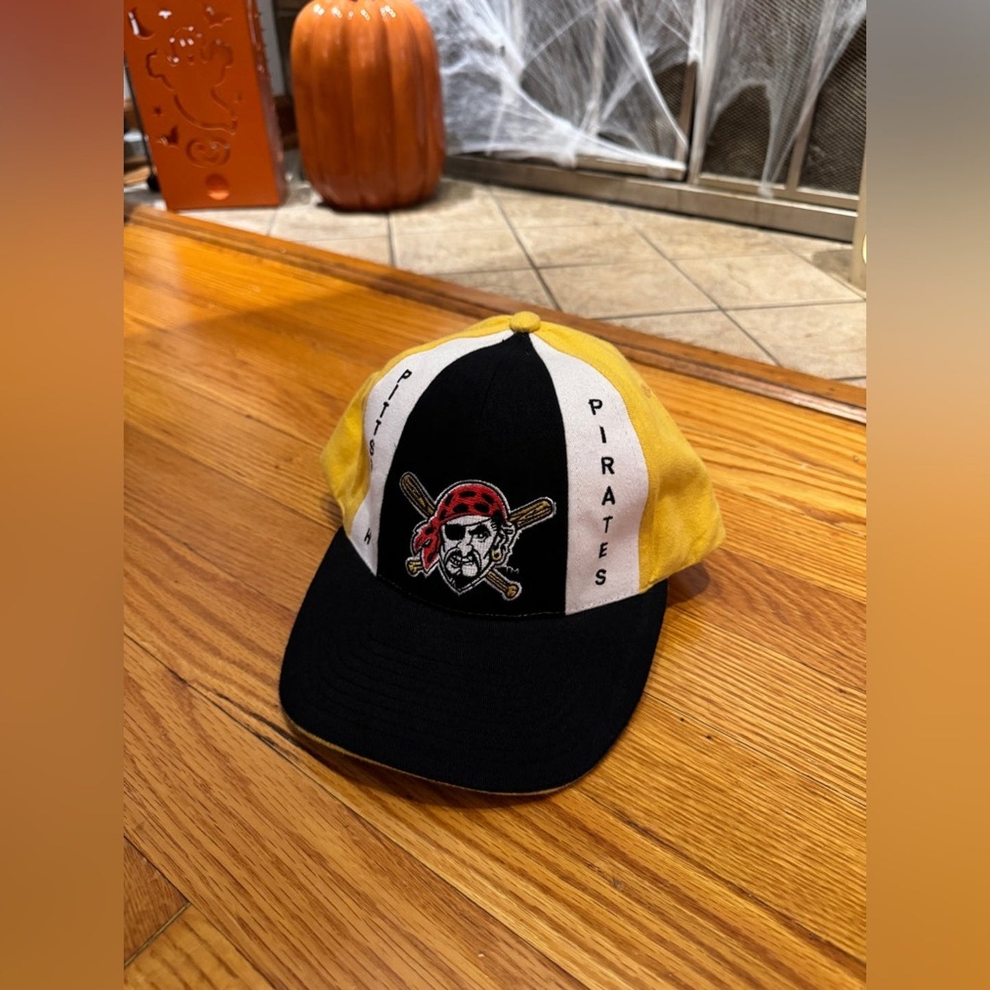 Pre-Owned Pittsburgh Pirates Vintage Black, Yellow and White Hat