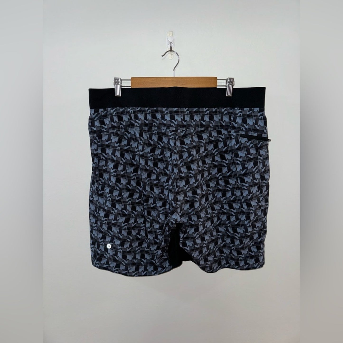 Pre-Owned XXL Lululemon Black and Blue Print Lined 9” Inseam Shorts