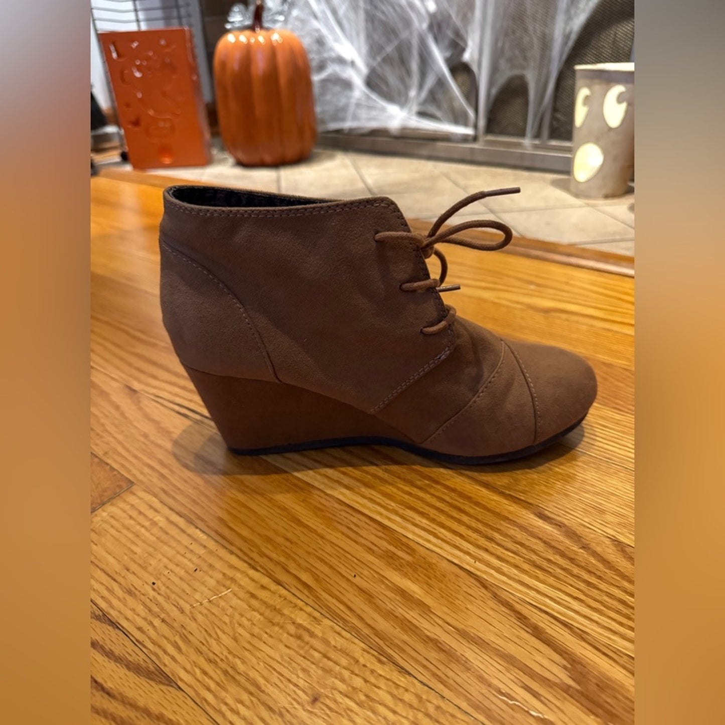 Pre-Owned Size 8/9 Rue 21 Brown Suede Wedge