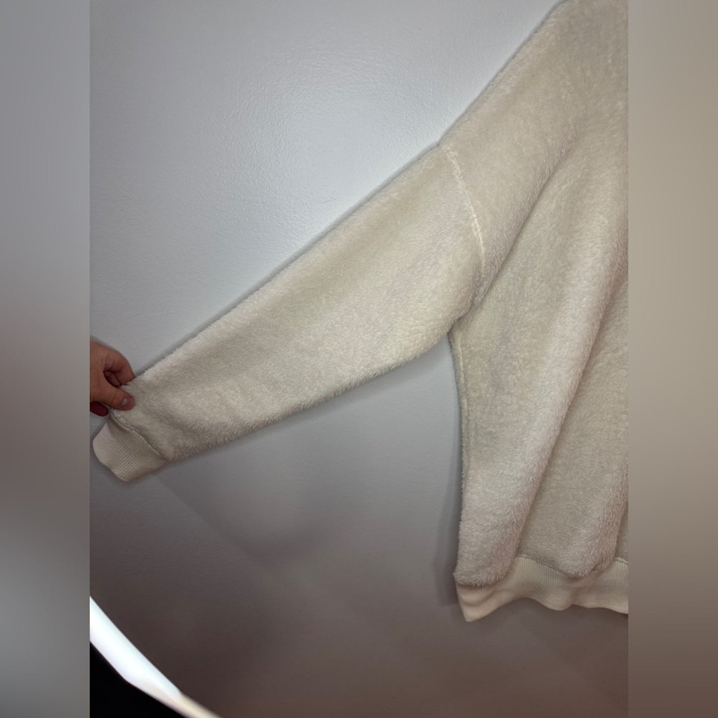 Pre-Owned MD Aerie White Faux Fur Crewneck Shirt