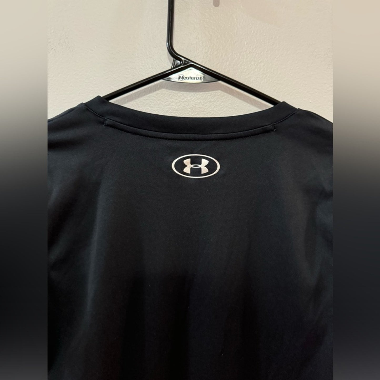 Pre-Owned MD Under Armour Black Vneck Loose T-Shirt