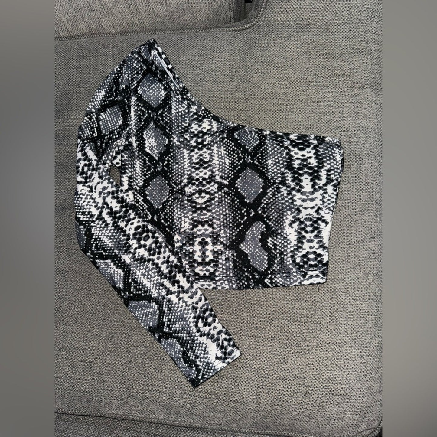 Pre-Owned MD SHEIN Snake Print One Sleeve Long Sleeve Crop Top