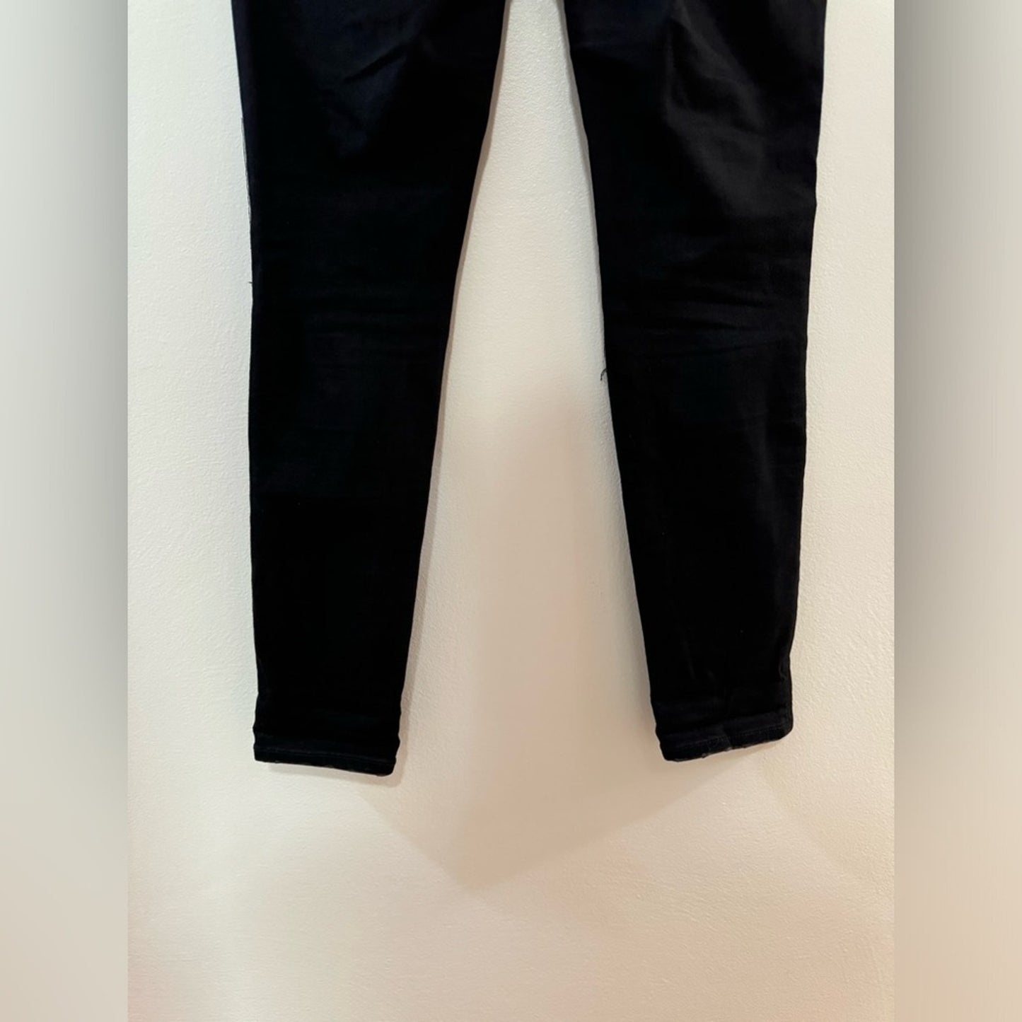 Pre-Owned Size 10 American Eagle Black Hi-Rise Distressed Jegging