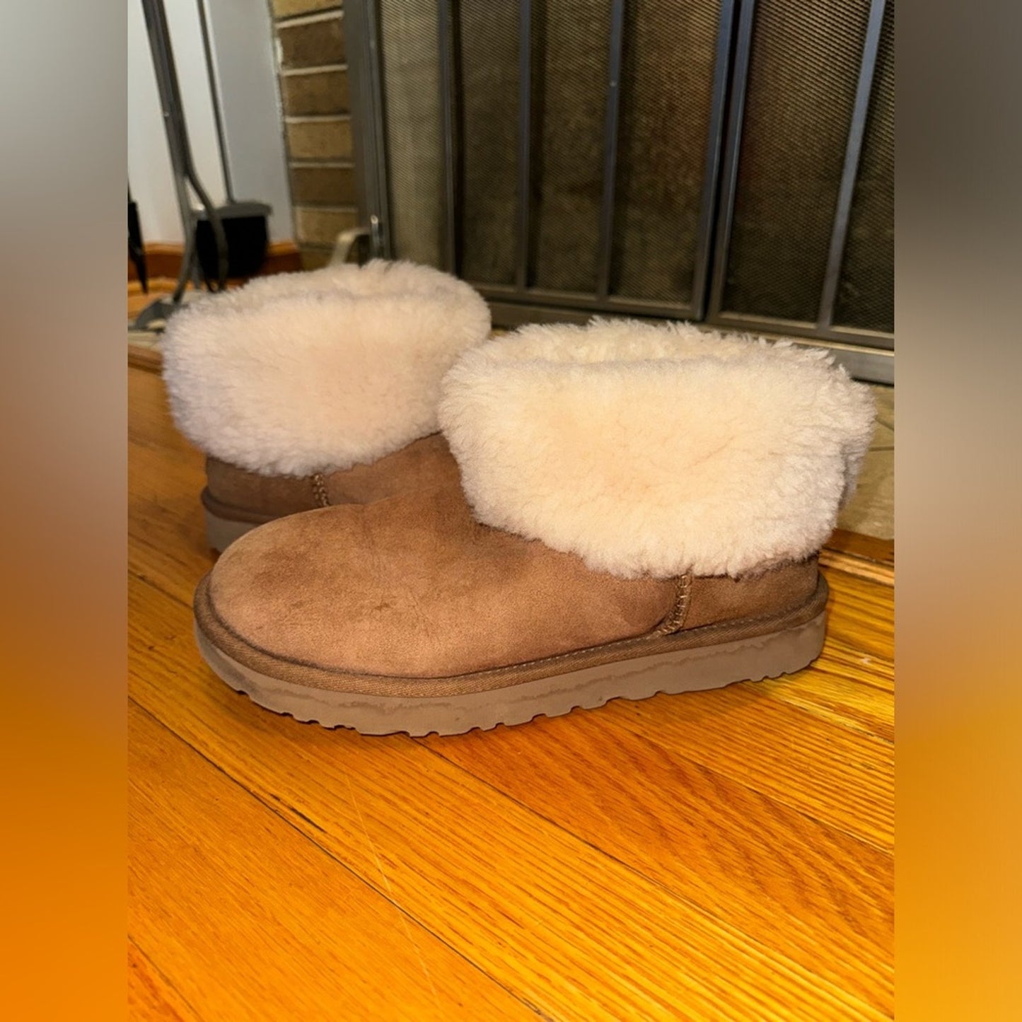 Pre-Owned Size 9W UGG Classic Mini Fluff in Tan