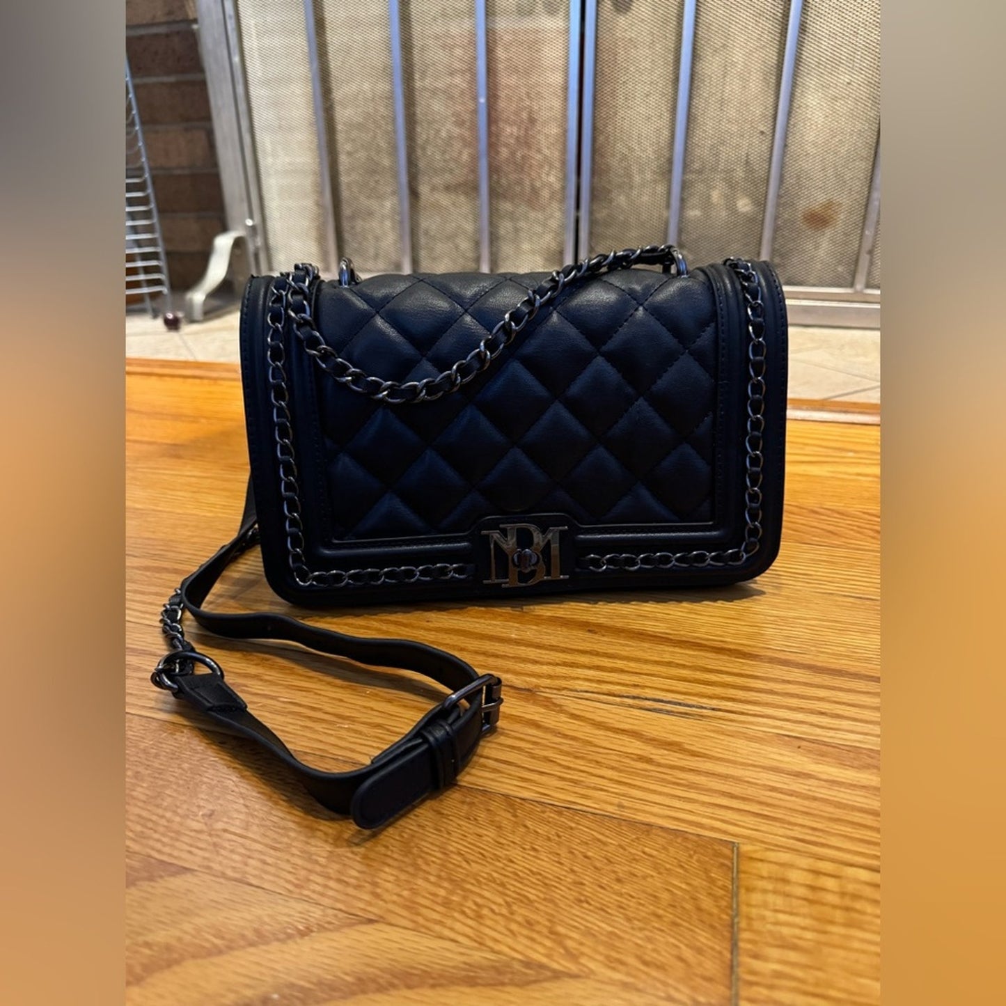 Pre-Owned Badgley Mischka Black Quilted Chain Crossbody Bag