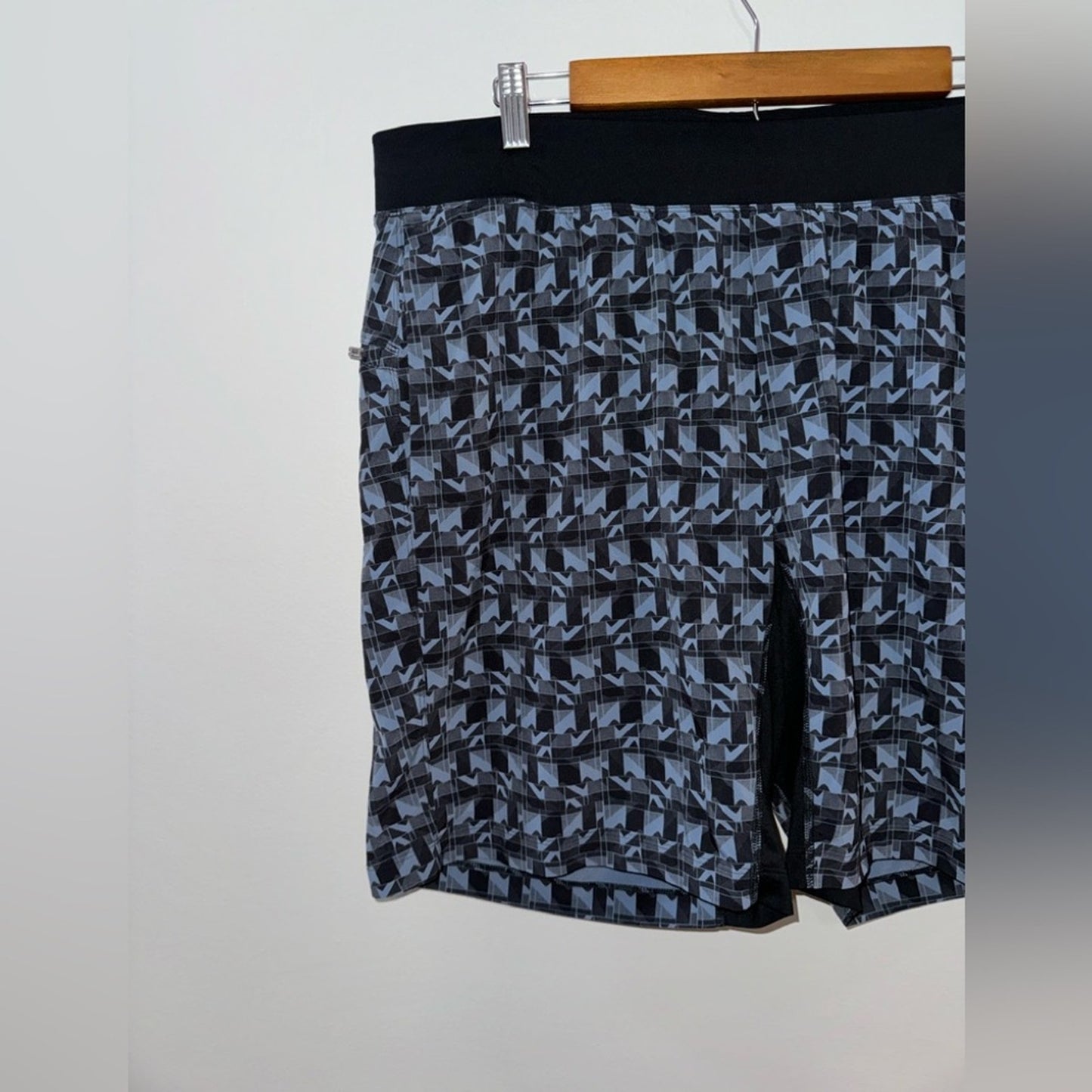 Pre-Owned XXL Lululemon Black and Blue Print Lined 9” Inseam Shorts