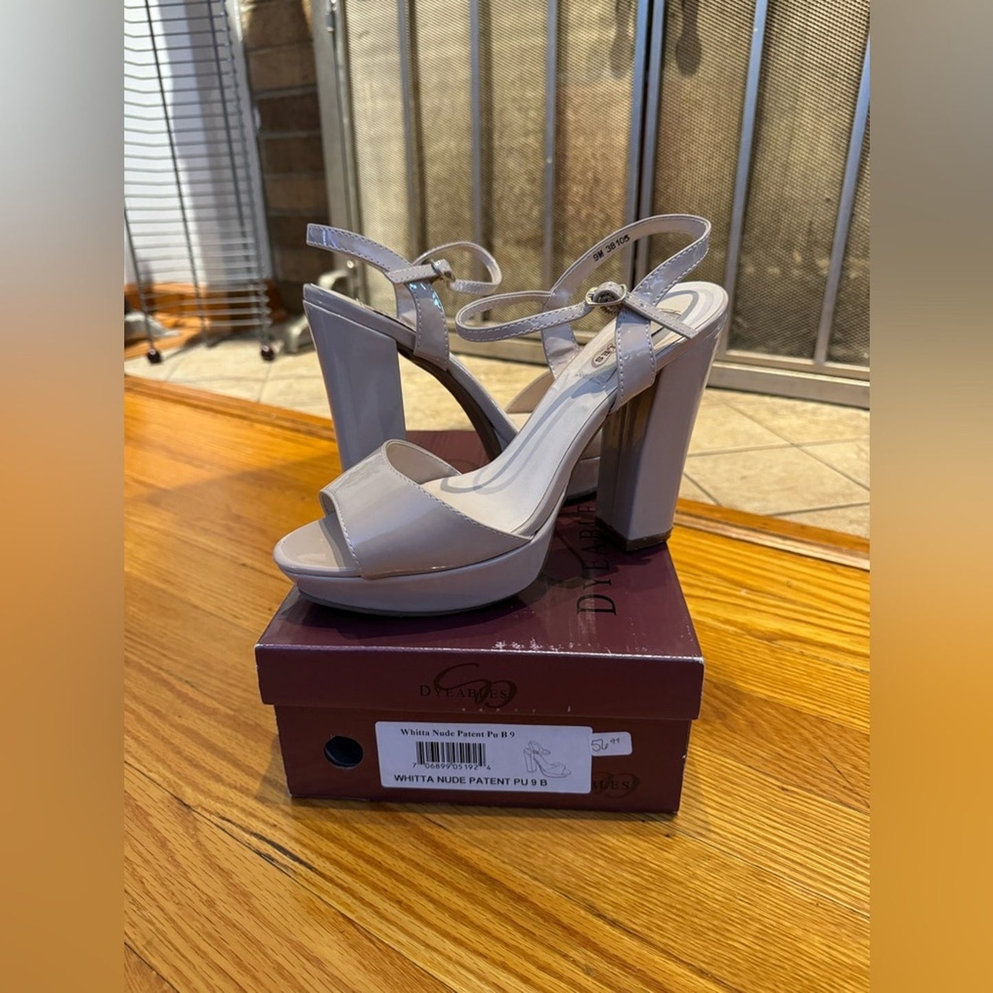 Pre-Owned Size 9 Dyeables Nude Patent Leather Platform Heels
