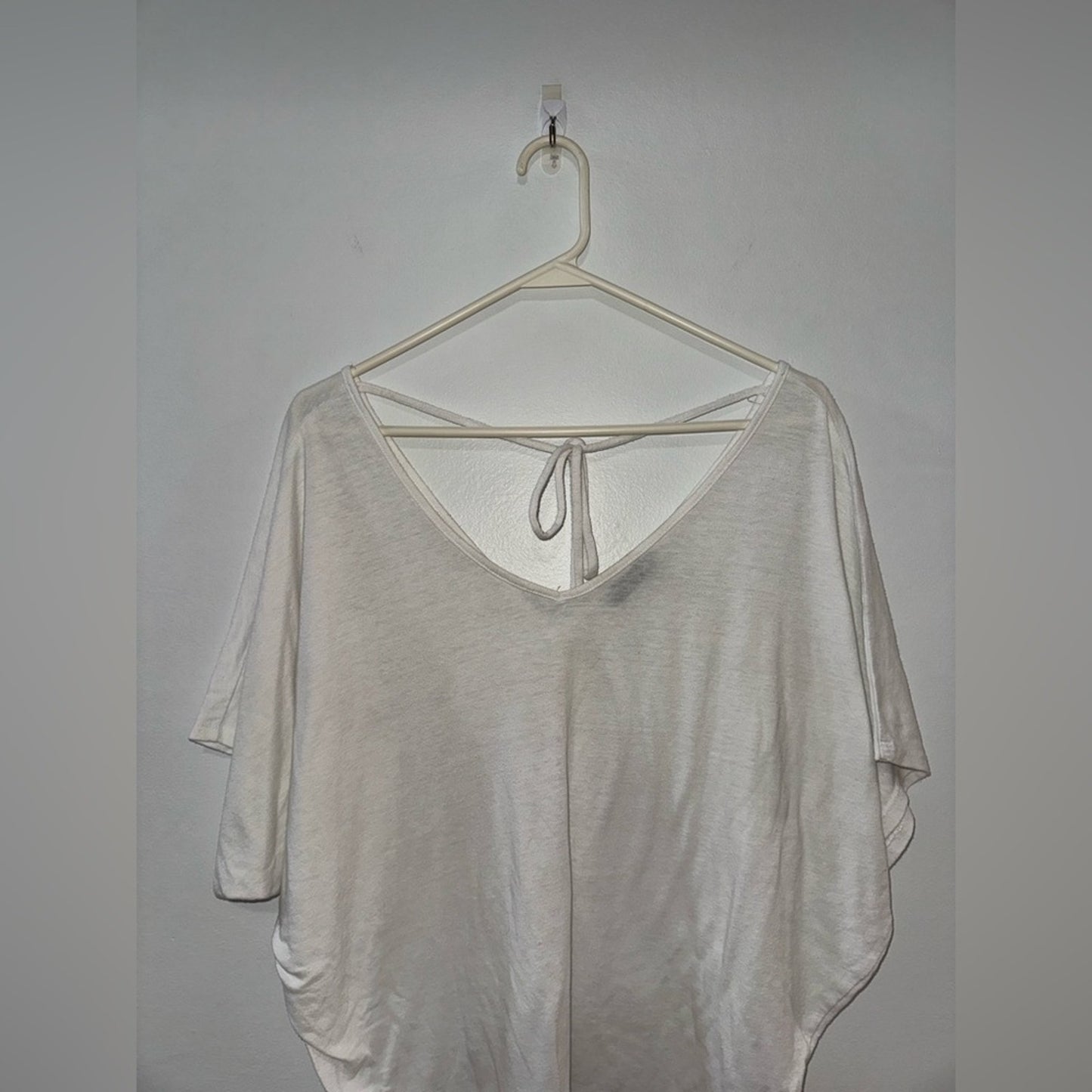 Pre-Owned LG Paperoc White V-Neck Tie Top