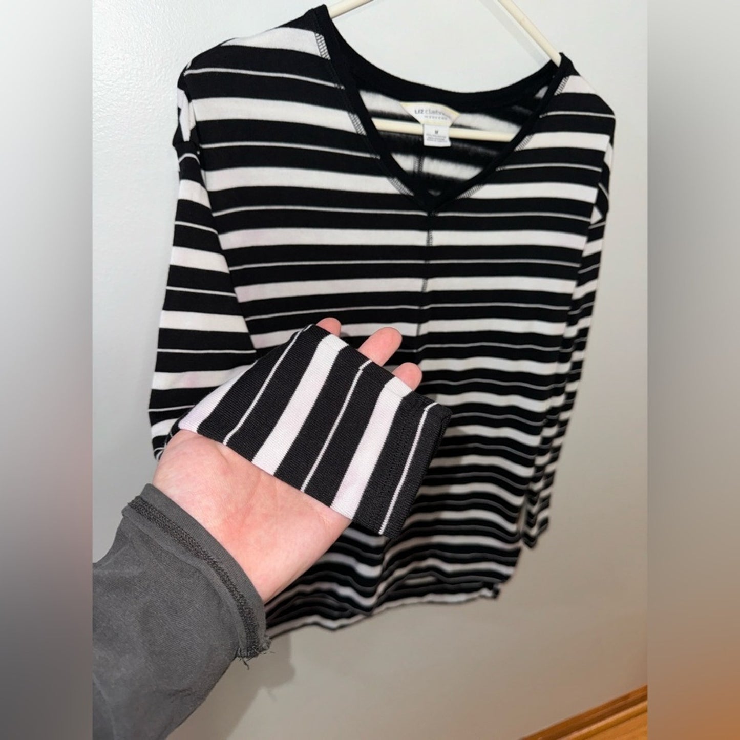 Pre-Owned MD Liz Claiborne Black and White Striped V-Neck Sweater