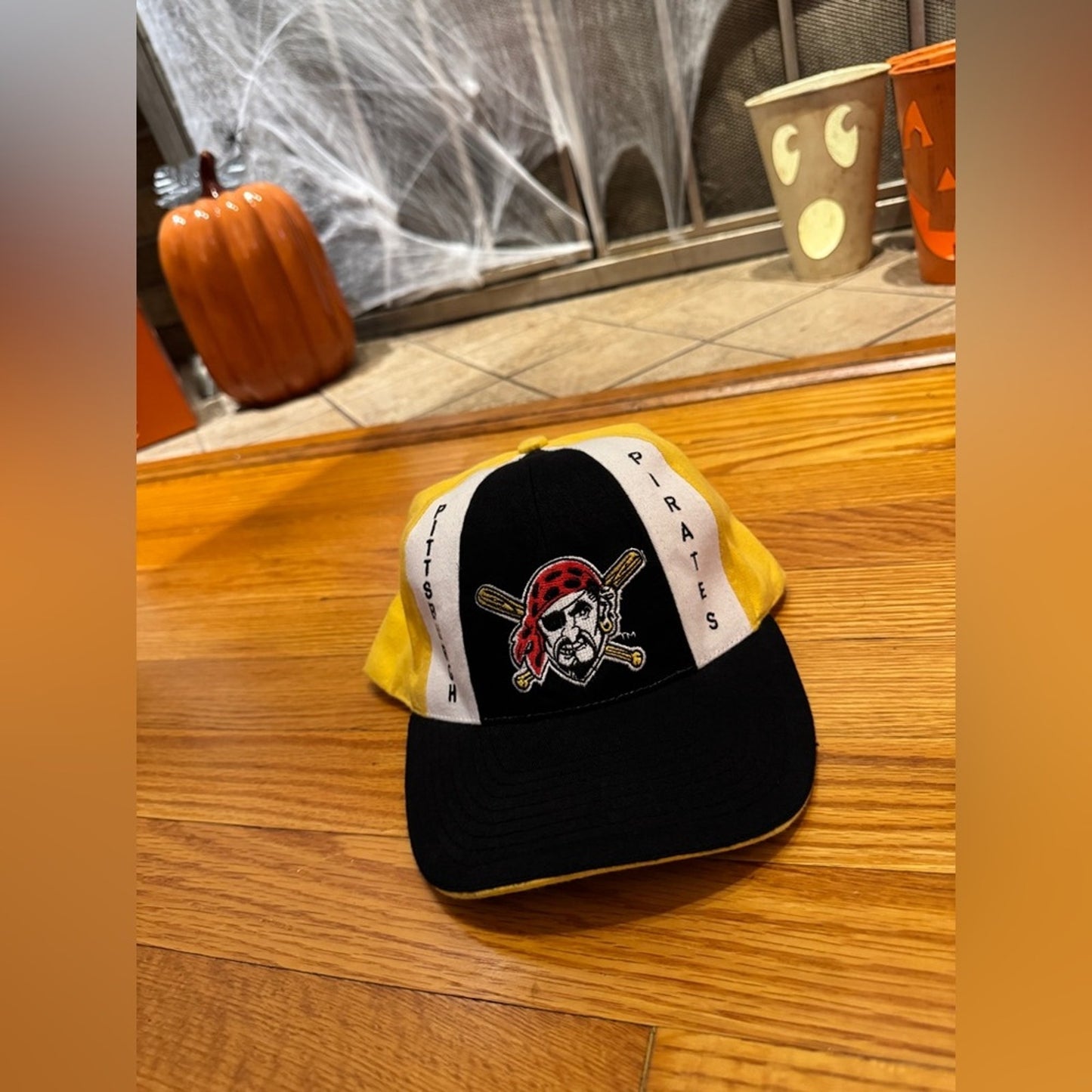 Pre-Owned Pittsburgh Pirates Vintage Black, Yellow and White Hat