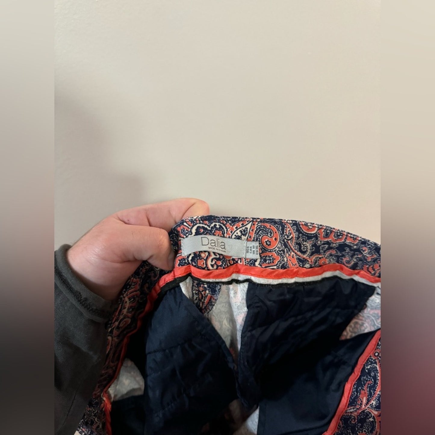 Pre-Owned Size 6 Dalia Navy Blue and Orange Capris