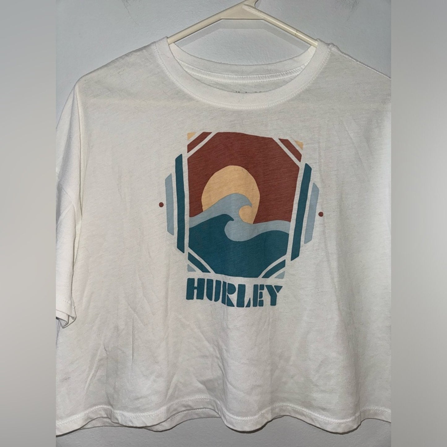 Pre-Owned MD Hurley White Wave Logo Graphic Cropped T-Shirt