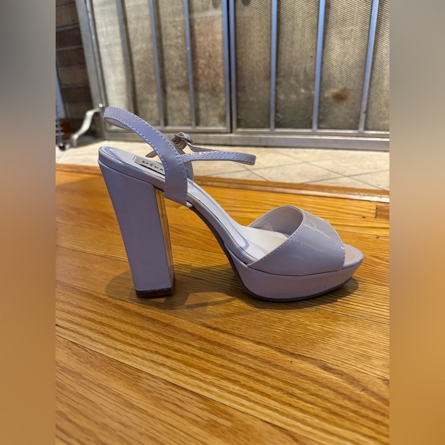 Pre-Owned Size 9 Dyeables Nude Patent Leather Platform Heels