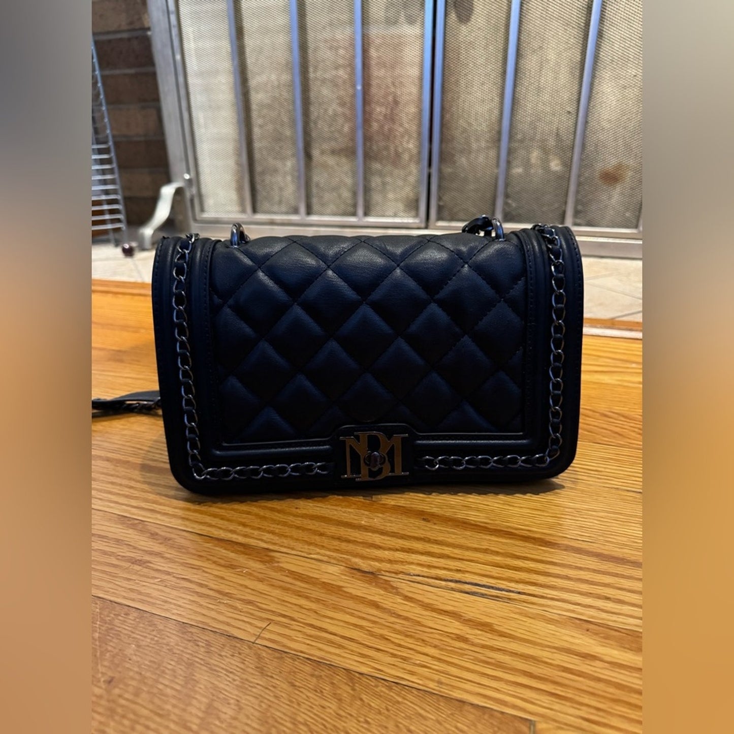 Pre-Owned Badgley Mischka Black Quilted Chain Crossbody Bag