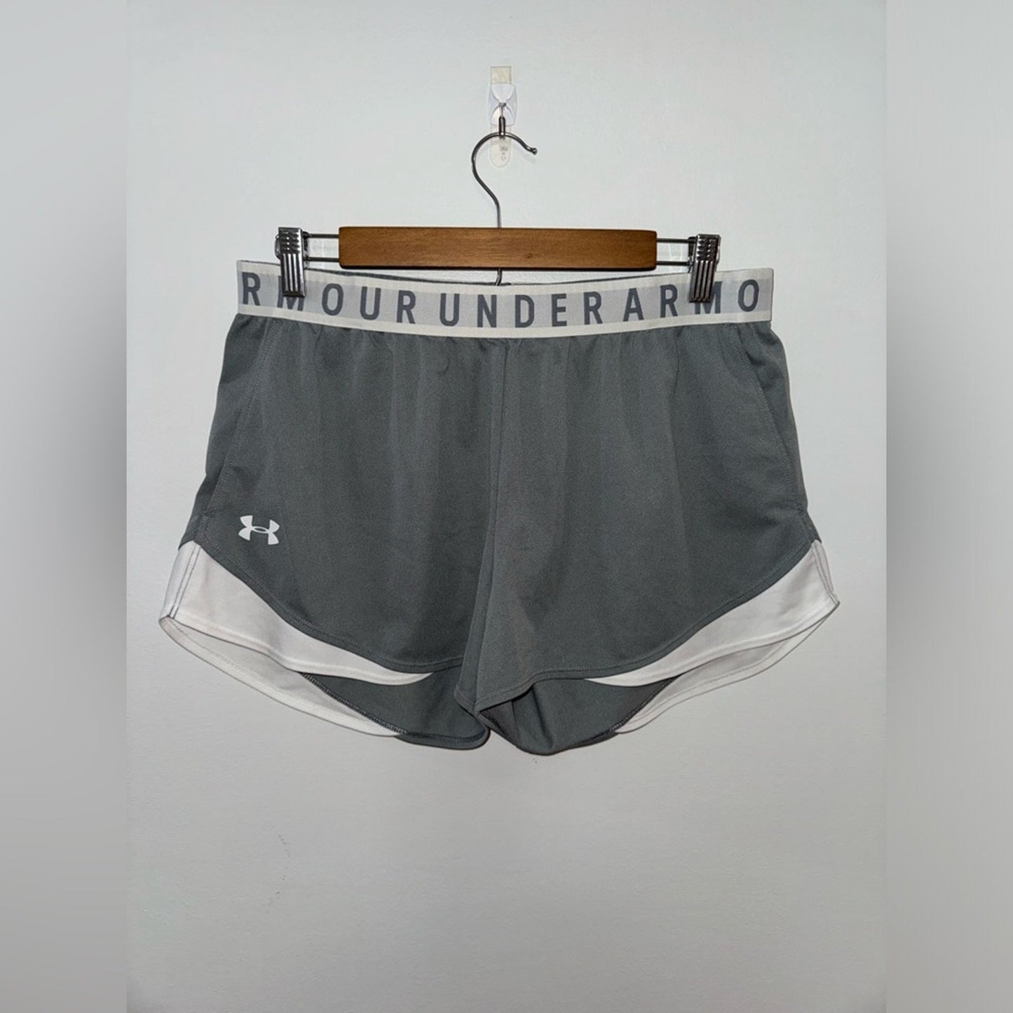 Pre-Owned LG Under Armour Grey/White Loose Fit Athletic Shorts