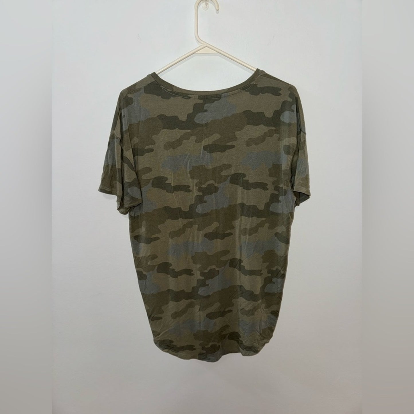 Pre-Owned XS American Eagle Camo V-Neck Soft and Sexy T-Shirt