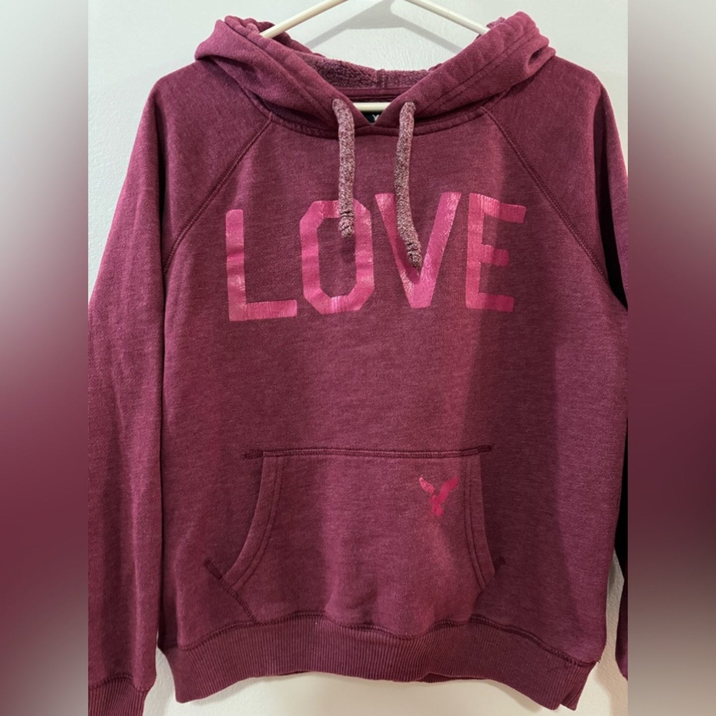 Pre-Owned MD American Eagle Burgundy Love Graphic Raglan Hoodie