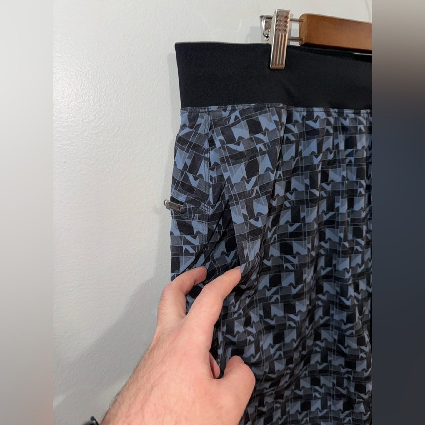 Pre-Owned XXL Lululemon Black and Blue Print Lined 9” Inseam Shorts
