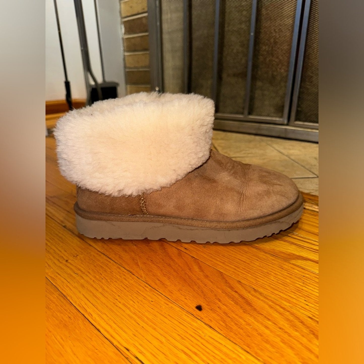 Pre-Owned Size 9W UGG Classic Mini Fluff in Tan