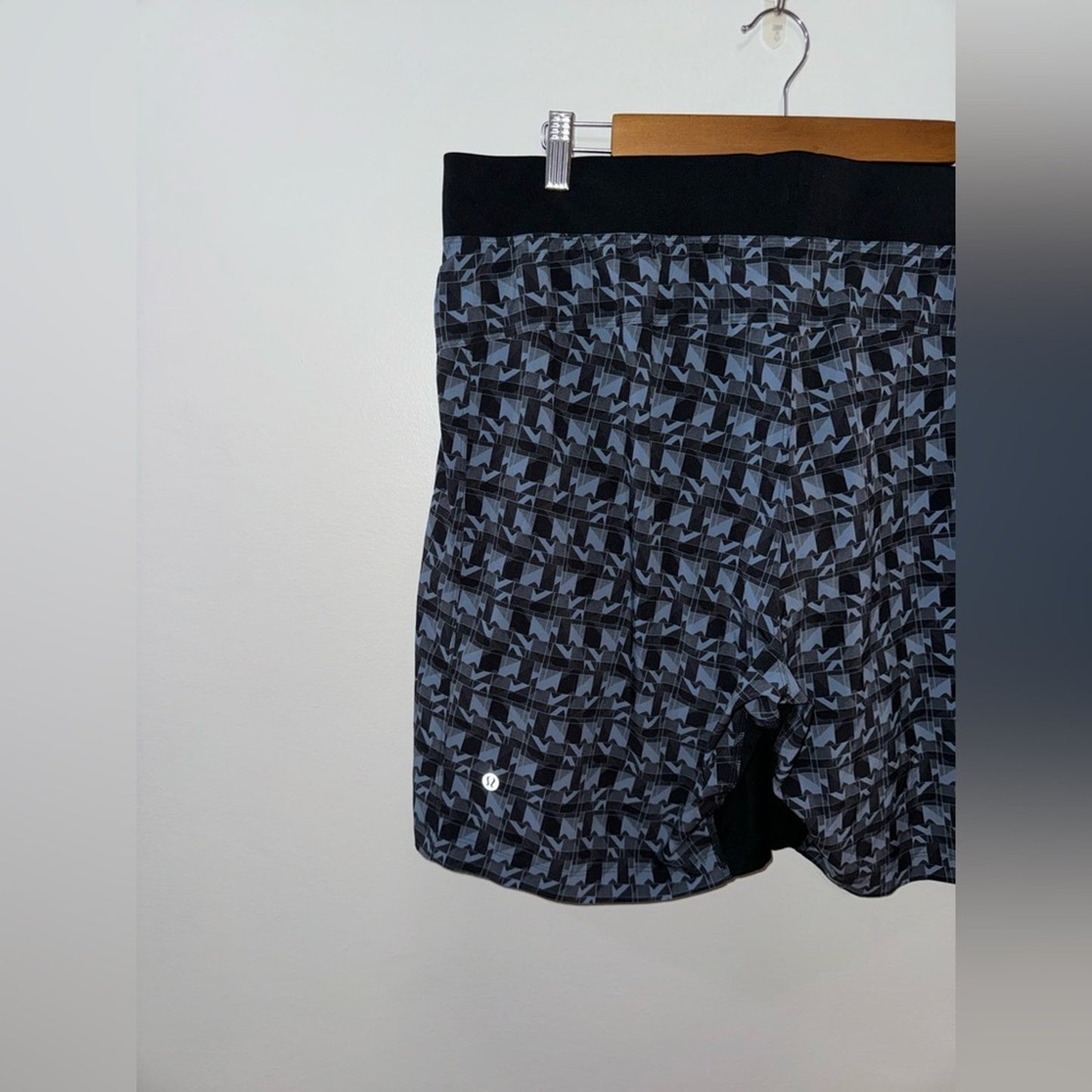 Pre-Owned XXL Lululemon Black and Blue Print Lined 9” Inseam Shorts