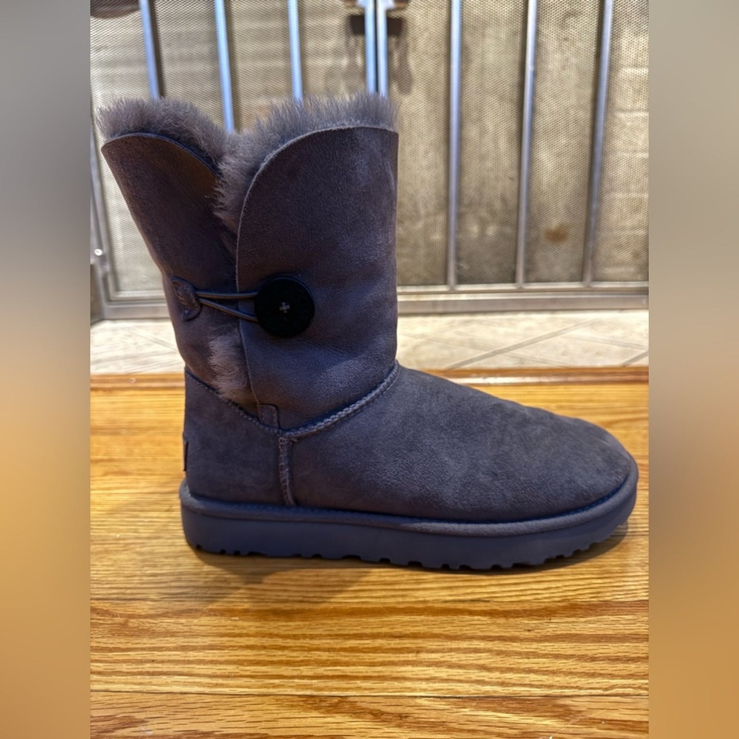 Pre-Owned Size W9 UGG Grey Bailey Button Boot