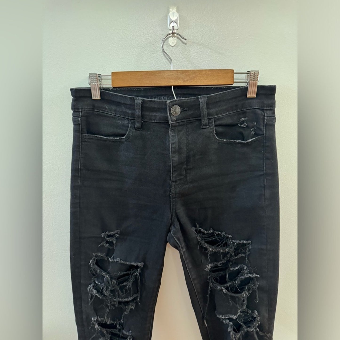 Pre-Owned Size 10 American Eagle Black Hi-Rise Distressed Jegging