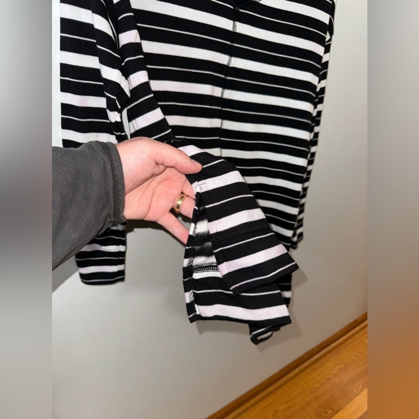 Pre-Owned MD Liz Claiborne Black and White Striped V-Neck Sweater