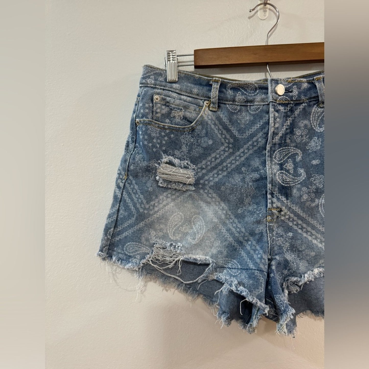 Pre-Owned Fashion Nova Light Blue Distressed Paisley Denim Shorts