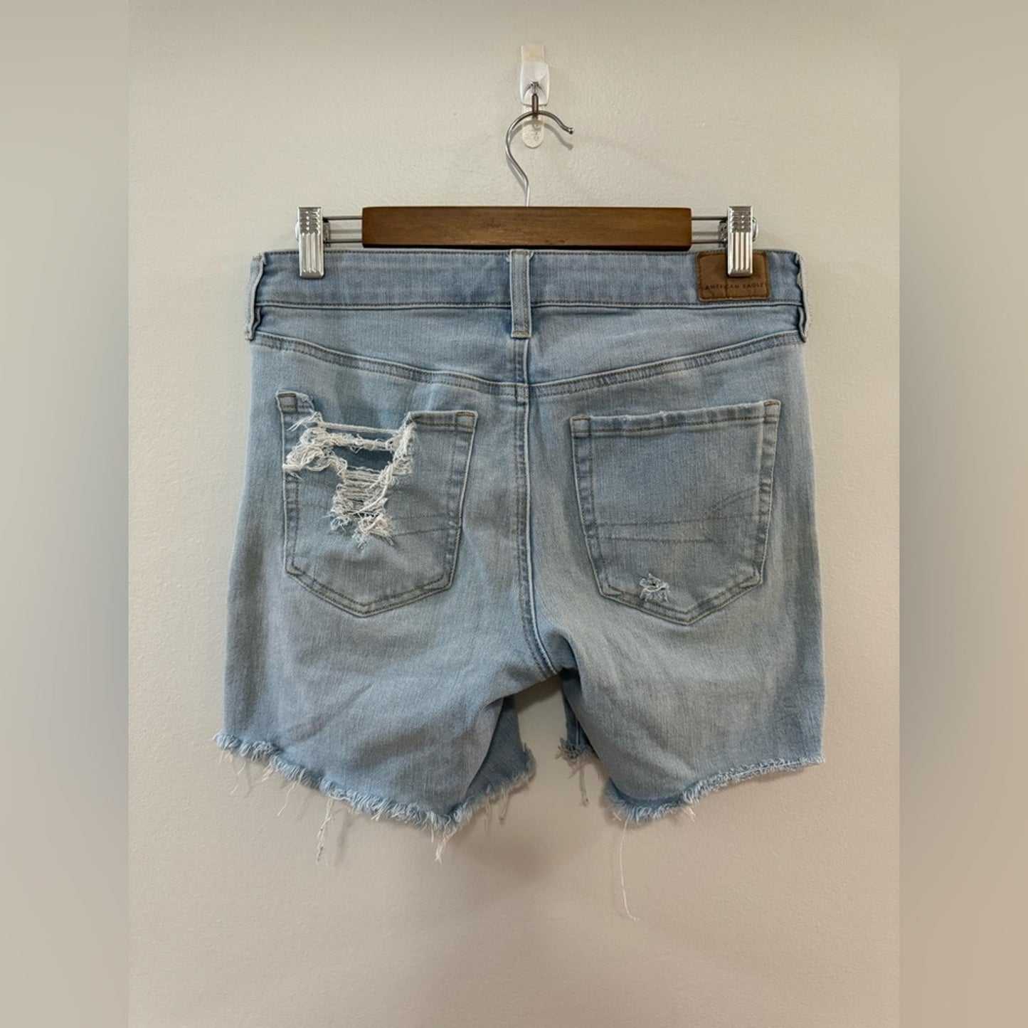 Pre-Owned Size 8 American Eagle Light Blue Distressed Midi Jean Shorts