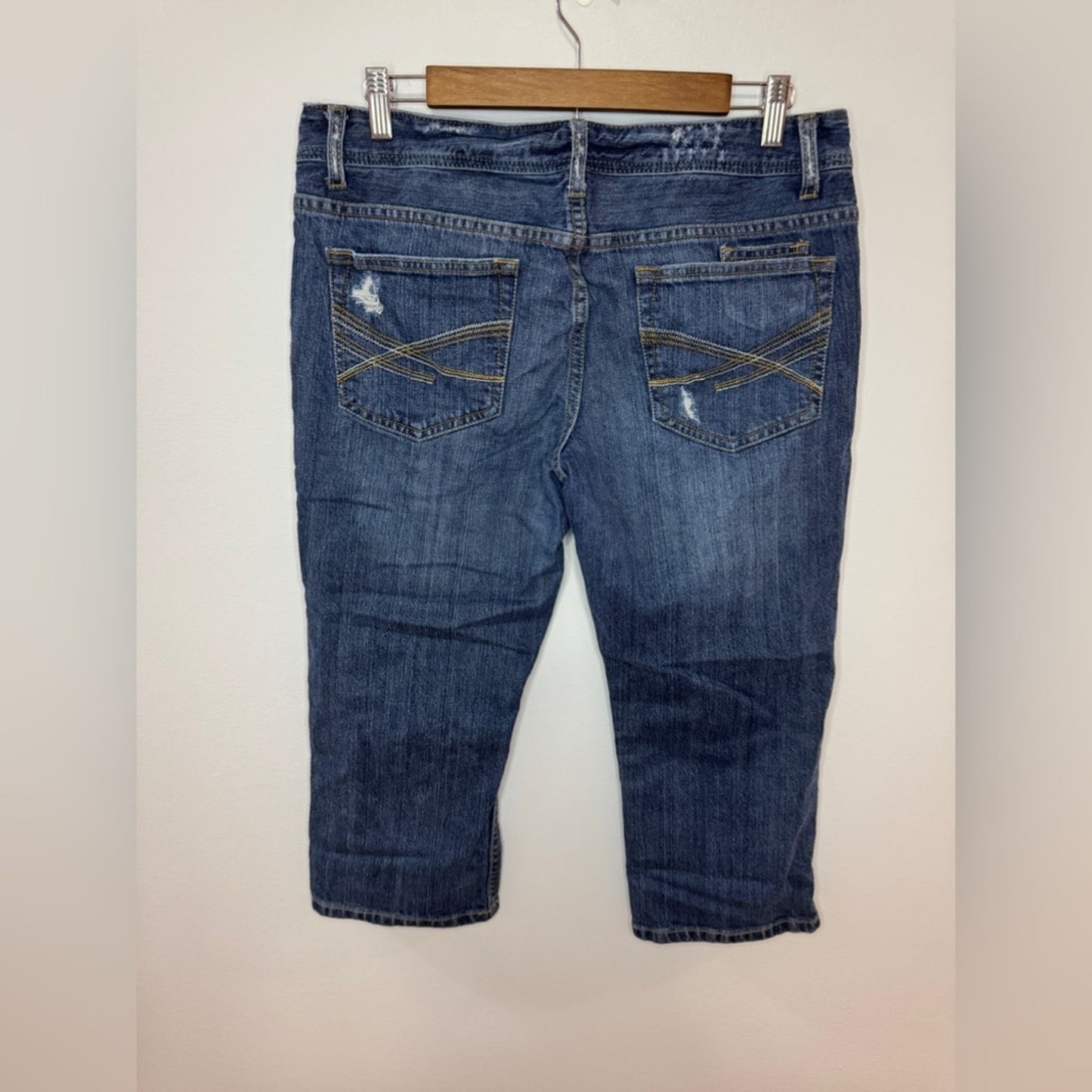 Pre-Owned Size 11/12 Aeropostale Blue Distressed Loose Capri’s