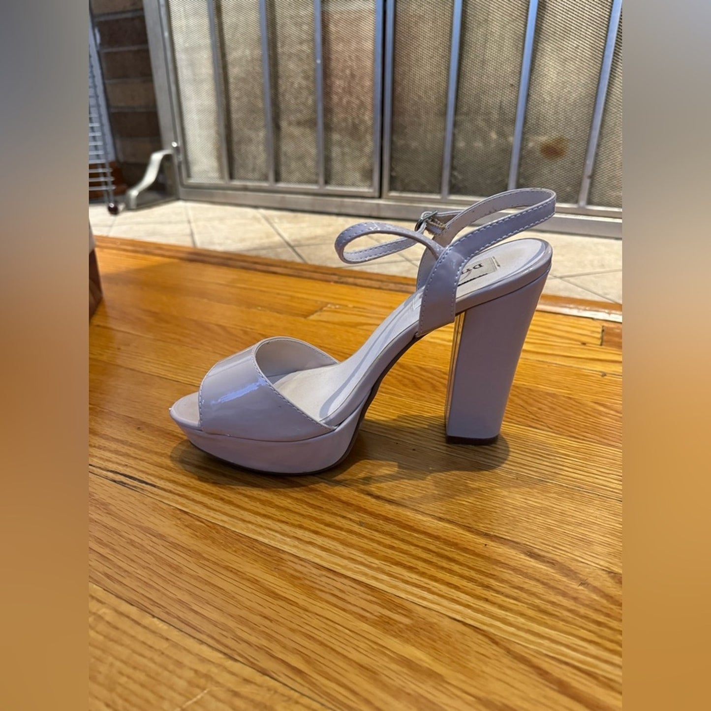 Pre-Owned Size 9 Dyeables Nude Patent Leather Platform Heels