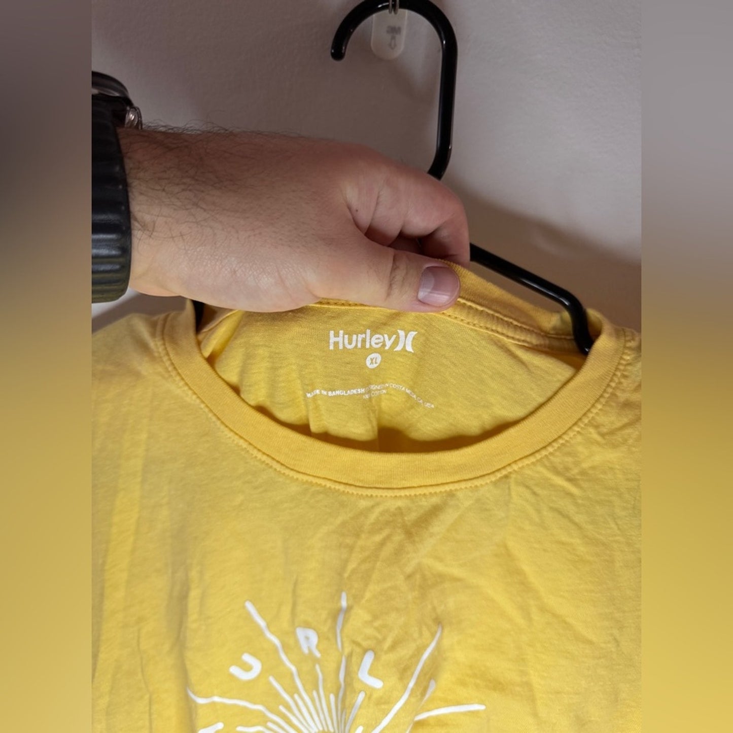 Pre-Owned XL Hurley Yellow Sun Graphic T-Shirt