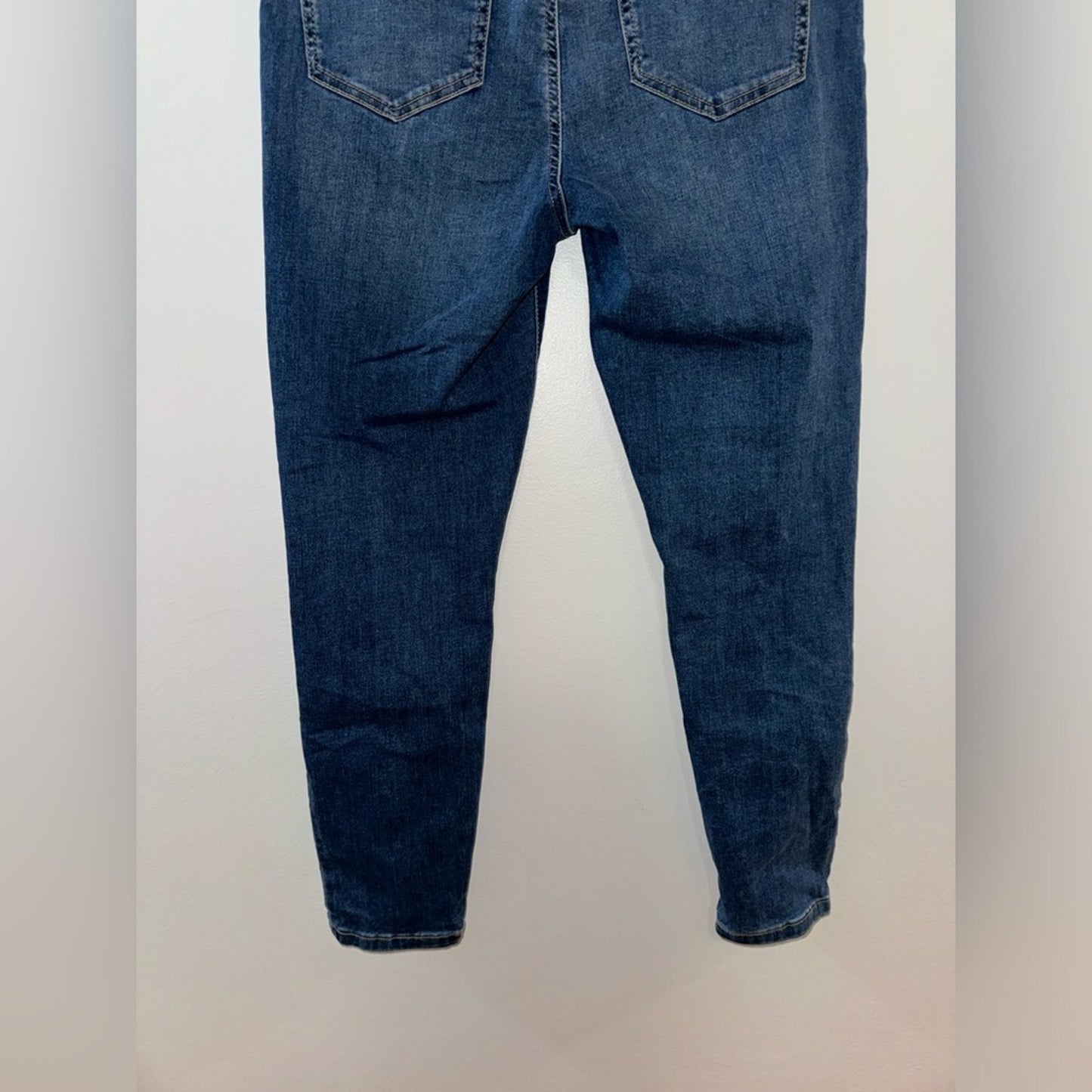 Pre-Owned Size 13 Celebrity Pink Regeneration Meadow Distressed Skinny Jeans