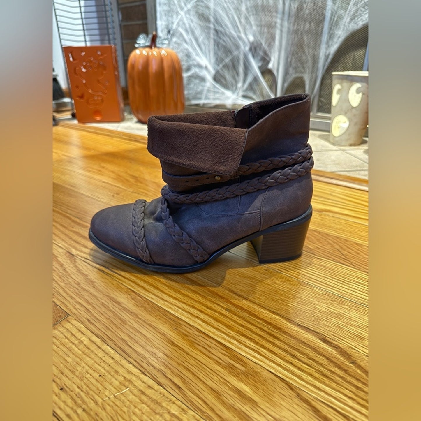Pre-Owned Size 9 Mukluks Brown Suede Bootie